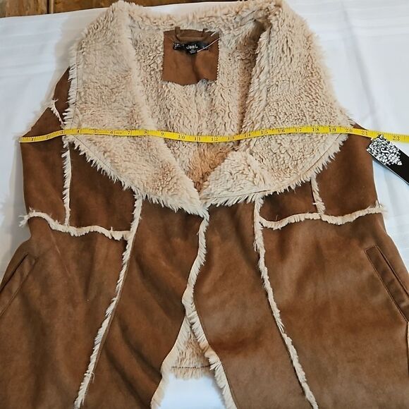 NWT Sioni Faux leather shearling style assymetrical hem vest size Medium - Picture 12 of 13